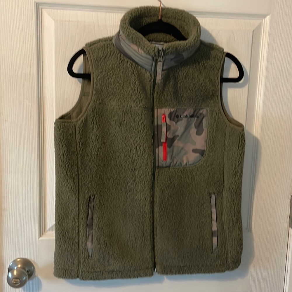 NWOT Columbia Women’s West Bend fleece Vest Medium color green camo pocket/trim